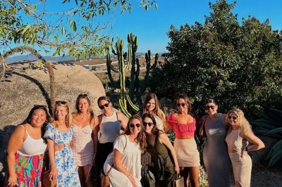 Scopri valle de guadalupe degustando vini messicani, gustando piatti locali e esplorando con una guida privata. pickup incluso e programma personalizzato.