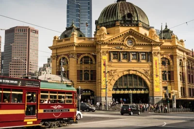Entdecken sie melbournes versteckte gassen, die flinders street station, street art und lokale cafés bei einer geführten stadttour zu fuß. inklusive kaffee, snacks und spannenden geschichten aus de