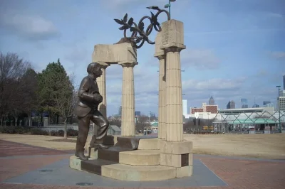 Descubra o centennial olympic park em atlanta e seus arredores com uma caça ao tesouro autoguiada. resolva pistas, conheça a história local e aproveite no seu ritmo.