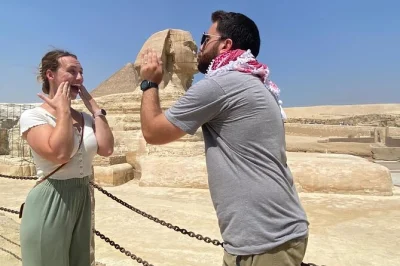 Découvrez les pyramides de gizeh, le musée égyptien et le bazar khan el-khalili au caire avec un guide local. transfert hôtel, billets d’entrée et déjeuner traditionnel inclus.