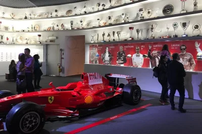 Em maranello, dirija uma ferrari, visite os museus da ferrari e aproveite um almoço local. inclui tour panorâmico de ônibus e entradas. reserve já.