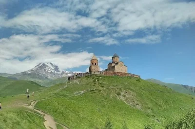 Explore a rota de tbilisi a kazbegi com paradas em mtskheta, mosteiro de jvari, gudauri e ananuri. inclui traslado do hotel, guia local e opções de almoço. reserve já.