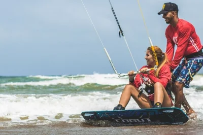 Erlebe kitesurfen in cartagena mit einem sympathischen lokalen lehrer. inklusive 1-stündigem kurs, kompletter ausrüstung und flexiblem treffpunkt im windspot beach club. jetzt buchen.