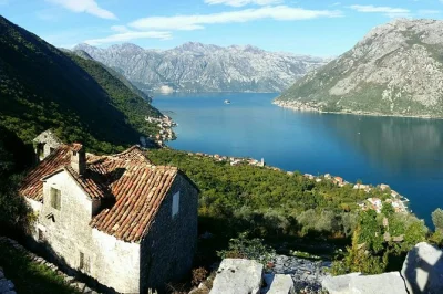 Entdecke die kotor bucht per rad, wandere zum verlassenen dorf gornji stoliv und genieße lokalen prosciutto und käse. inklusive fahrrad, snack und wasser.