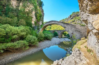 Scopri i villaggi di pietra di zagori, i ponti storici e le viste sul canyon in un’escursione di mezza giornata da ioannina. include transfer, snack e guida locale.