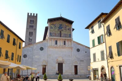 Découvrez le centre historique de lucca et ses remparts avec un guide local. carte, anecdotes et option prise en charge à l’hôtel incluses. réservez votre balade tranquille.