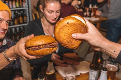 Descubre el barrio artístico de letná en praga con un tour de bares guiado, cervezas artesanales, cena y entrada a un club steampunk. taxi de regreso incluido.
