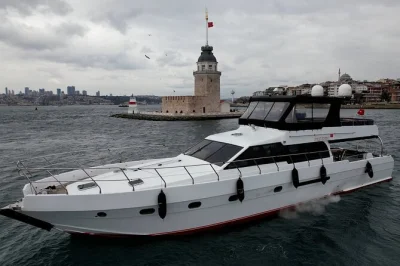 Scopri istanbul dal bosforo a bordo di uno yacht privato, passando per dolmabahce, torre di leandro e altri simboli. include bevande e guida locale.