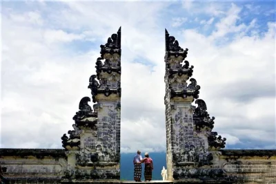 Entdecke bali: lempuyang tempel, kanto lampo wasserfall, tirta gangga & virgin beach mit lokalem fahrer. inklusive hoteltransfer, eintritt und shuttle.