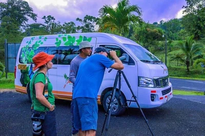 Partecipa a un tour mattutino di birdwatching vicino al vulcano arenal con una guida esperta. scopri tucani, pappagalli e specie rare. include snack, bevande e guida.