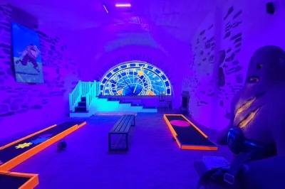 Disfruta del mini golf de luz negra inspirado en leyendas de praga, a pasos de la plaza vieja. incluye juegos extra y wifi. reserva ya tu entrada.