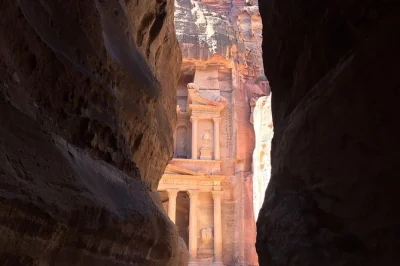 Découvrez la cité antique de petra et parcourez wadi rum en 4x4 lors d’une excursion privée au départ d’amman. transfert hôtel, guide local et aventure dans le désert inclus.