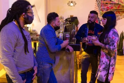 Scopri la scena della birra artigianale di bogotá. visita birrifici locali, gioca a tapazo e assaggia birre artigianali mentre impari la storia della birra in colombia. prenota il tuo posto!