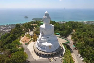 Découvrez le big buddha de phuket depuis un point de vue, flânez dans les rues de la vieille ville et profitez des plages locales avec un guide. transport privé et prise en charge inclus.
