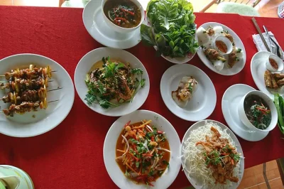 Descubra a culinária vietnamita em ho chi minh com guia local. visite mercado, escolha ingredientes frescos e aproveite o almoço. inclui transfer do hotel.