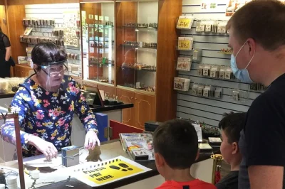 À dublin, peignez votre propre figurine métallique au toy museum, assistez à une démonstration de moulage en direct et repartez avec votre création. entrée au musée incluse. réservez vite.