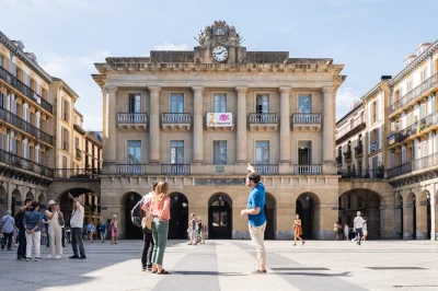 Recorre el casco antiguo de san sebastián, sus calles de pintxos y edificios belle Époque con un guía local. atención personalizada y horarios flexibles. reserva ya.