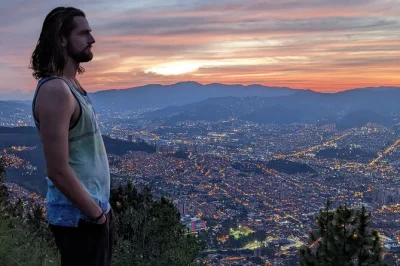 Entdecke medellíns comuna 8 mit einem lokalen guide, fahre mit dem metrocable, bewundere street art und besuche den circunvalar garten. snack inklusive. jetzt buchen.