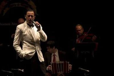 Disfruta del show la ventana tango en san telmo, buenos aires, con traslados privados al hotel. incluye cena, bebidas y guía local.