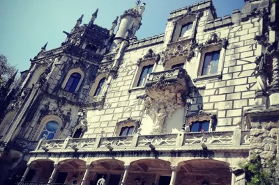 Explore os palácios de sintra e a costa selvagem num tour de meio dia com guia local. inclui transporte privativo, retirada em lisboa e horário flexível.