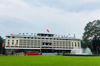 Explore os pontos coloniais franceses, templos e história da guerra em ho chi minh city com guia local. inclui transfer, almoço e entradas.