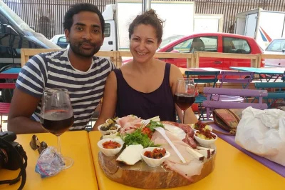 Explore o mercado animado de ortigia, prove comidas típicas da sicília e visite o duomo de siracusa com um guia local. inclui petiscos e bebidas. reserve já.