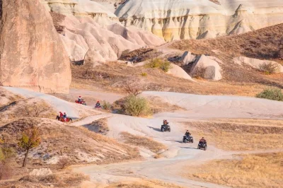 Partez en quad dans la vallée des roses en cappadoce avec un guide local. transfert hôtel, casques et équipement inclus. réservez vite votre place.