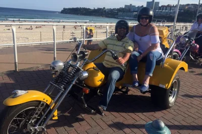 Recorre sydney en trike o harley con guía local, pasando por bondi beach y kings cross. incluye recogida, cascos y chaquetas.
