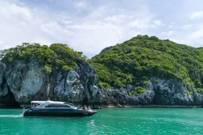 Saia de koh samui em um speedboat privativo para explorar o parque marinho ang thong. inclui snorkel, almoço tailandês e transfer do hotel com guia local.