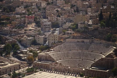 Explorez la citadelle d’amman, le théâtre romain et les souqs locaux lors d’une visite guidée d’une demi-journée avec transport privé. idéal pour les passionnés d’histoire et les visite
