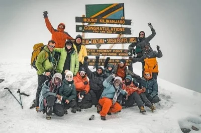 Scala il kilimanjaro con la via machame, guida locale, pasti inclusi e trasporto privato. prenota ora un’avventura autentica di trekking.