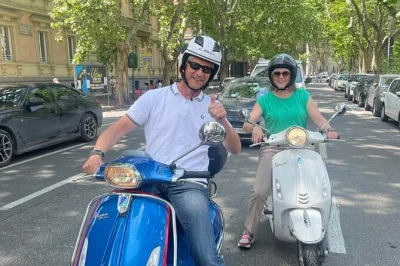 Alugue uma vespa em roma e descubra a cidade no seu ritmo. com 2 capacetes, seguro e quilometragem livre. reserve já para uma aventura romana clássica.