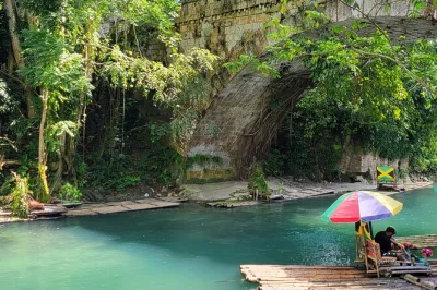 Descubra o bamboo rafting em um rio tranquilo, além de compras e gastronomia na famosa hip strip de montego bay. taxas de entrada, guia e transporte incluídos. reserve já.
