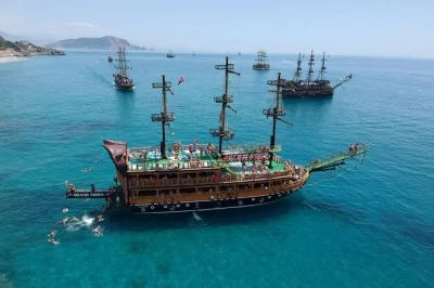 Parti da alanya con una crociera su una nave pirata, con soste per nuotare, pranzo e una divertente festa di schiuma. guida locale e trasferimenti inclusi. prenota ora!