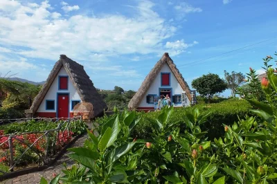 Erlebe pico do arieiro, die strohgedeckten häuser von santana und ponta de são lourenço auf einer geführten tagestour auf madeira. inklusive abholung und rumverkostung.