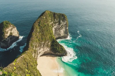Scopri le spiagge e le scogliere iconiche di nusa penida con una guida locale. include biglietti fast boat, trasferimenti privati e pranzo indonesiano. prenota ora.