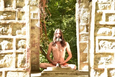 Reserve um táxi para a caverna vashishth e medite às margens do ganga. veja brahampuri, pontos de rafting em shivpuri, praias de areia e a cachoeira neer pelo caminho.