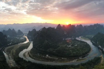 Erlebe den sonnenaufgang über dem li-fluss bei einer privaten damian-hill-wanderung in yangshuo – inklusive hoteltransfer und mittagessen auf der west street mit lokalem guide.