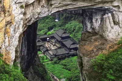 Découvrez le karst de wulong à chongqing avec un guide local. randonnez sous les trois ponts naturels, visitez des sites anciens et savourez un déjeuner local. prise en charge à l’hôtel incluse