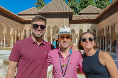 Scopri l'alhambra di granada con una guida privata. visita i palazzi nasridi, i giardini del generalife e il palazzo di carlo v. biglietti non inclusi—prenota online.