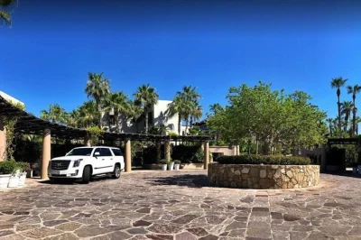 Transfer privado com ar-condicionado do aeroporto sjd para san jose del cabo com motorista local. inclui água mineral, recepção na chegada e acessibilidade para cadeirantes.