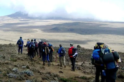 Scala il monte kilimanjaro attraverso la marangu route in 6 giorni. trek guidato, pernottamenti in rifugi, pasti e alba sulla vetta. trasferimento dall’aeroporto e tutta la logistica inclusa.
