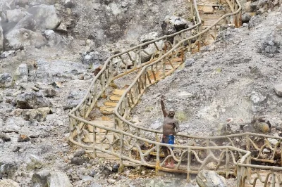 Explore o vulcão miravalles na costa rica com pontes suspensas, cachoeiras, banhos de lama e fontes termais. inclui guia local, almoço e transporte.