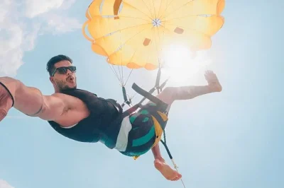 Erlebe parasailing, banana- und donut-boot sowie jet-ski in tanjung benoa, bali. inklusive hoteltransfer, guide und duschen. jetzt buchen!