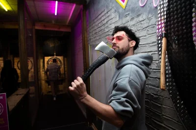 Disfruta del lanzamiento de hacha en madrid con un instructor local amable. sesión de 55 minutos, bar y todo el equipo incluido. reserva ya tu plaza.