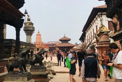 Explora los sitios unesco de katmandú en coche con un guía local. visita durbar square, la estupa de boudhanath, swayambhunath y pashupatinath en medio día.