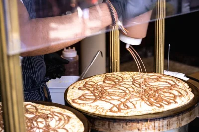 Scopri i dolci di montmartre con una guida locale. assaggia crepes, macarons, pasticcini e gusta tè o caffè. prenota il tuo posto per questo tour pomeridiano.