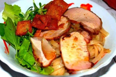 Scopri il miglior street food di hoi an con una guida privata. assaggia banh mi, ravioli white rose e molto altro esplorando il centro storico dopo il tramonto.