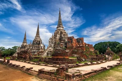 Explore os templos de ayutthaya, patrimônio da unesco, saindo de bangkok com guia local. inclui traslado, entradas e almoço típico tailandês. reserve já!