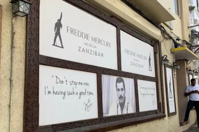 Scopri stone town a zanzibar con una guida locale, visita luoghi storici, fai shopping di souvenir e gusta un pranzo tipico swahili. prenota ora con pick-up incluso.